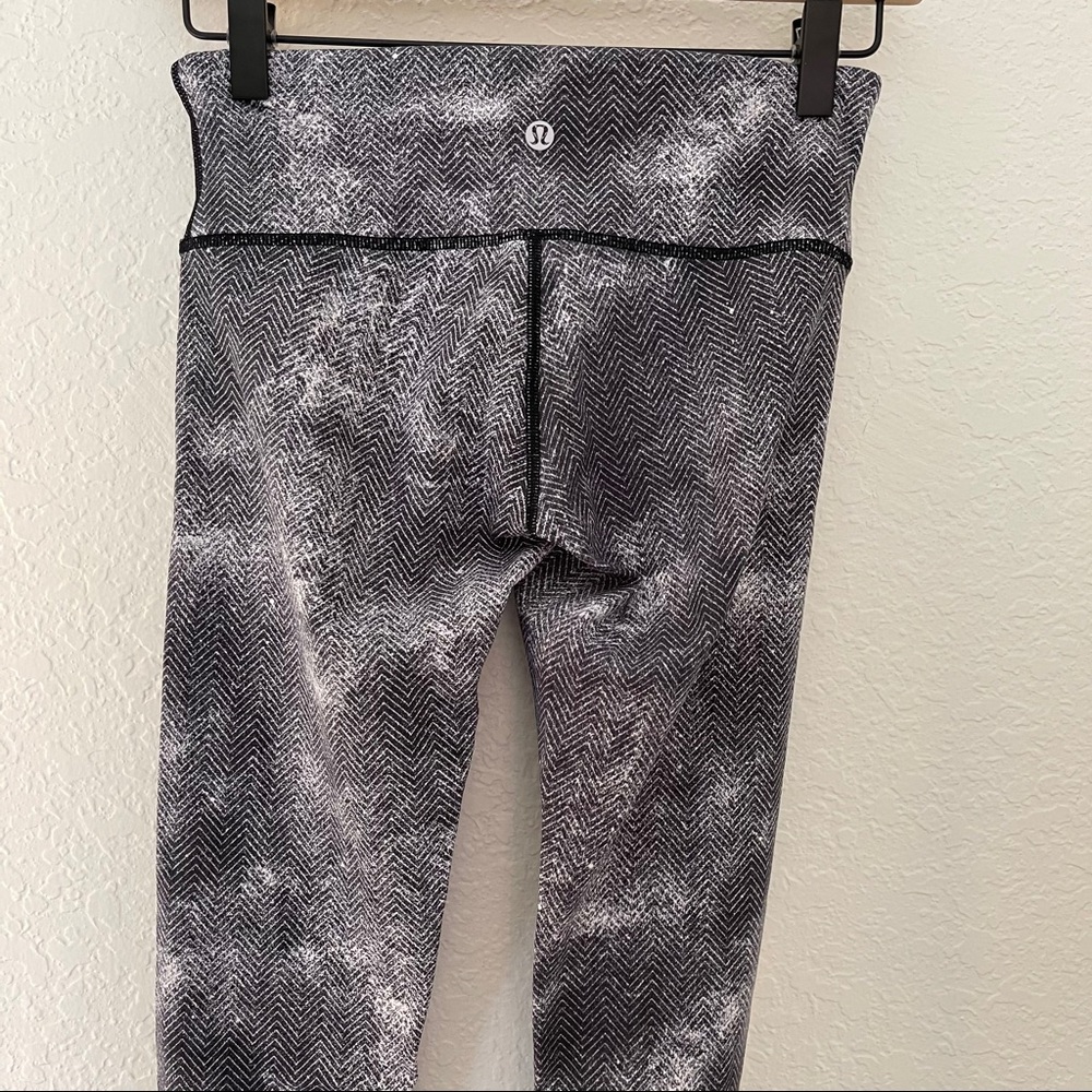 Lululemon grey blue chevron leggings